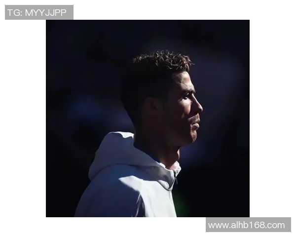 足球球星背身头像展示，体现力量与优雅的完美结合