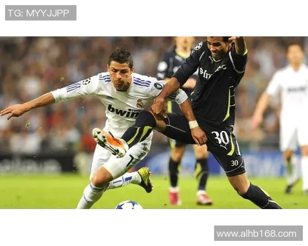 足球球星高难度摆腿动作高清展示瞬间展现技术与力量之美